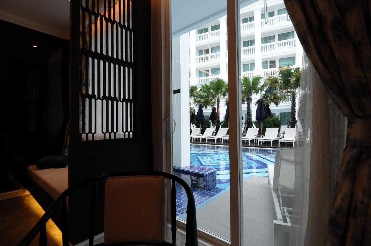 Moevenpick Myth Hotel Patong Phuket Exterior foto A view of the pool from a room at the hotel