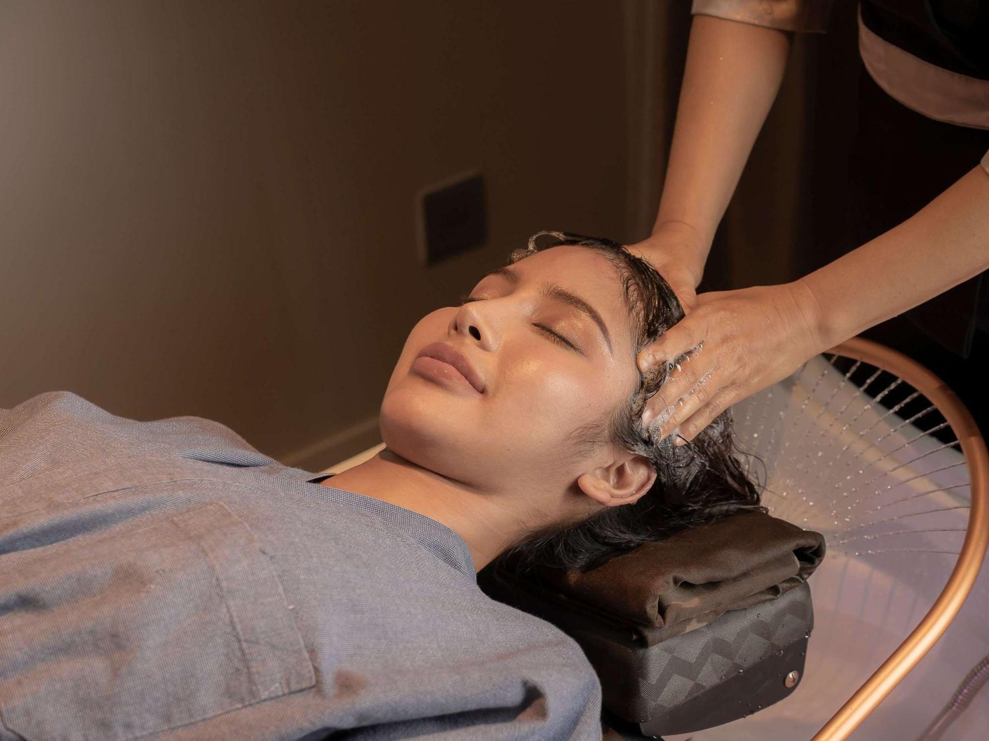 Moevenpick Myth Hotel Patong Phuket Exterior foto A woman receiving a head massage