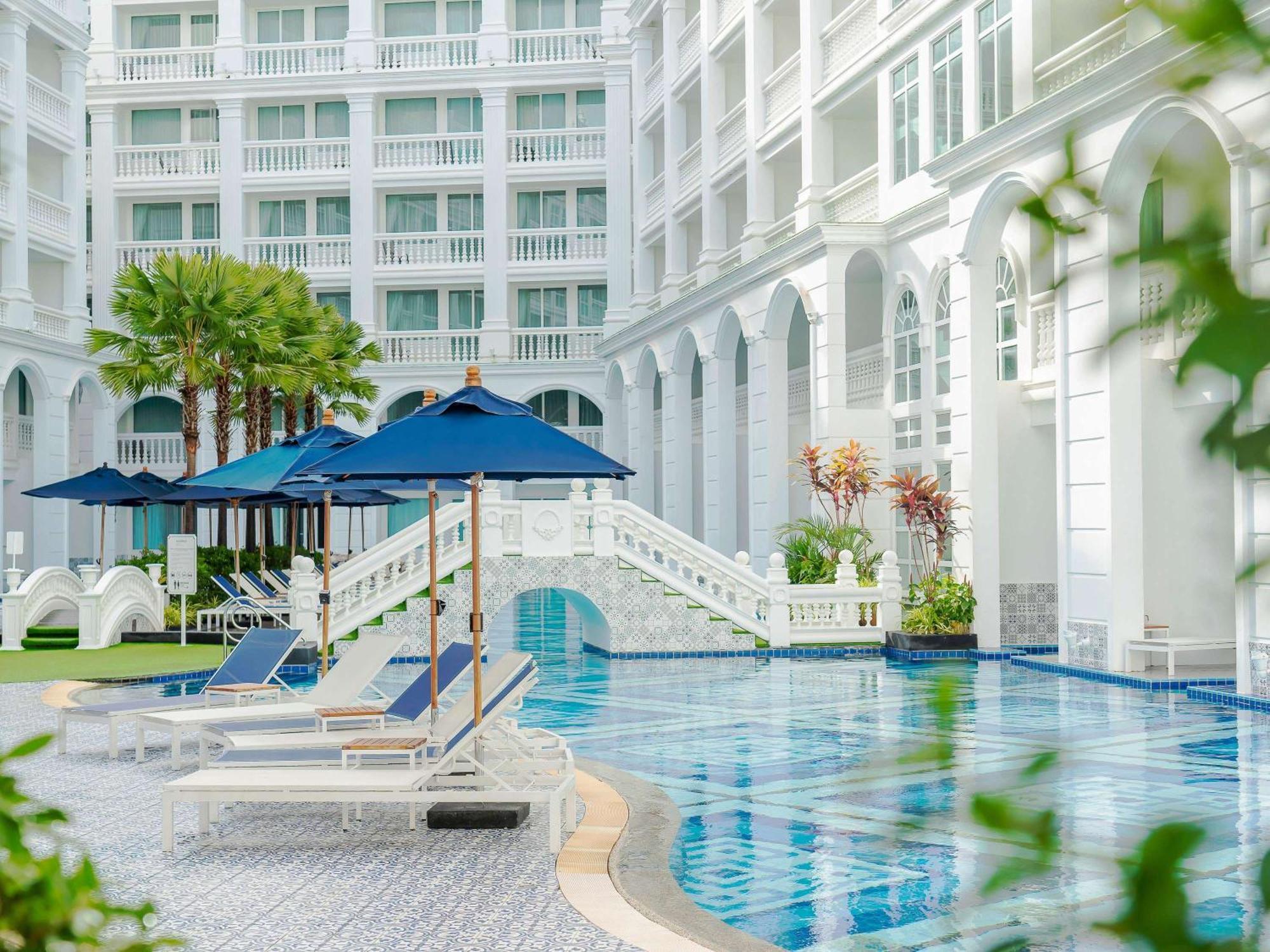 Moevenpick Myth Hotel Patong Phuket Exterior foto The pool at E&O 88