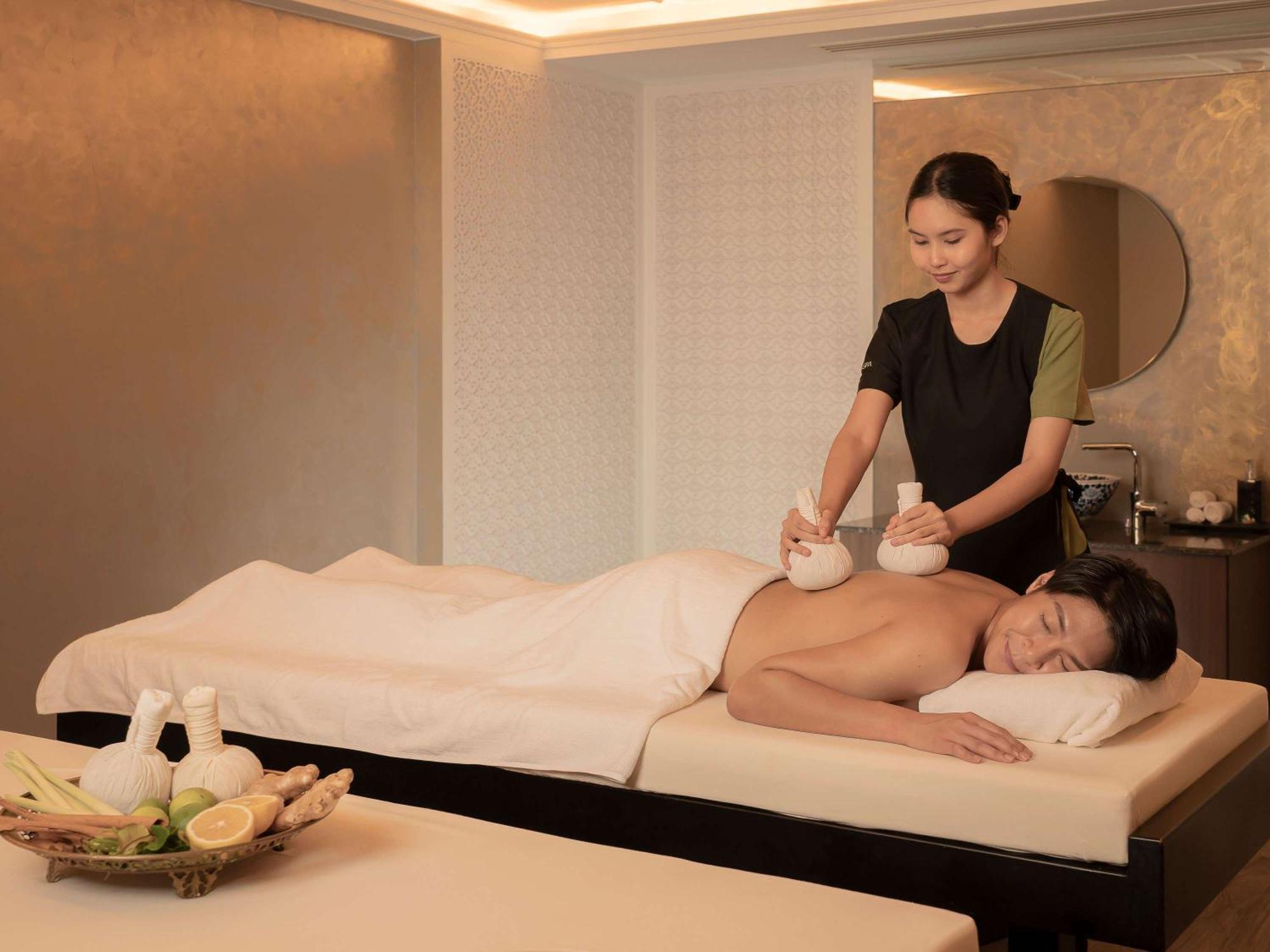 Moevenpick Myth Hotel Patong Phuket Exterior foto Thai herbal compress massage