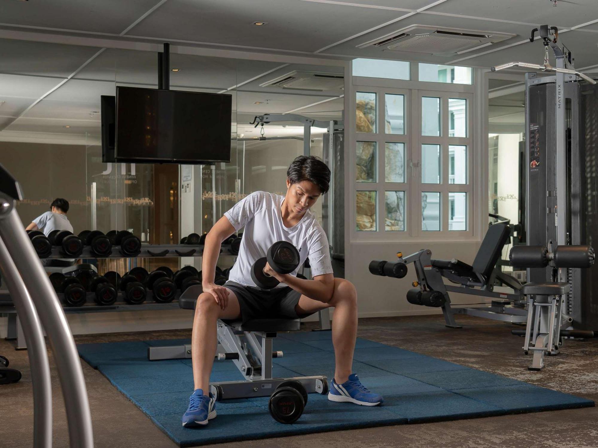 Moevenpick Myth Hotel Patong Phuket Exterior foto A man lifting weights