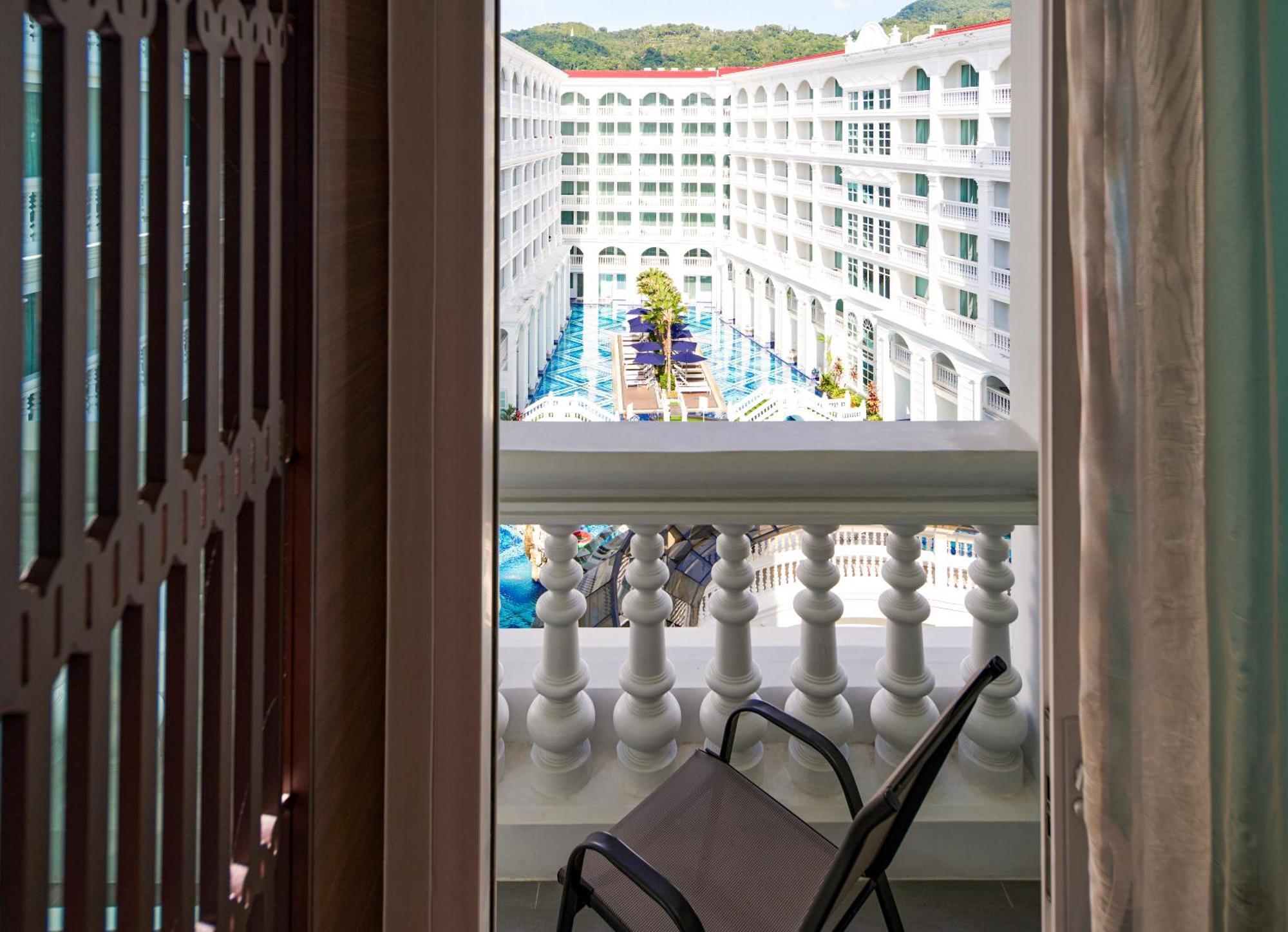 Moevenpick Myth Hotel Patong Phuket Exterior foto A view of the resort from a guest room