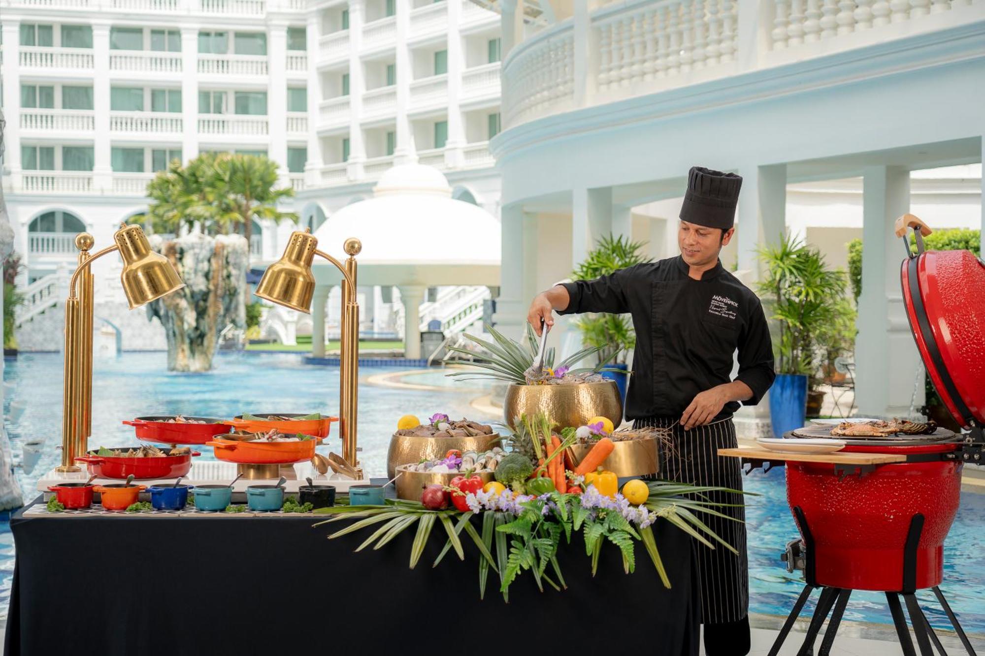 Moevenpick Myth Hotel Patong Phuket Exterior foto A buffet at a hotel